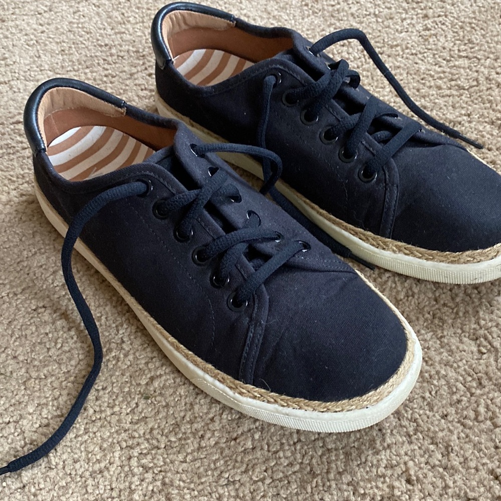 Vionic canvas sneaker